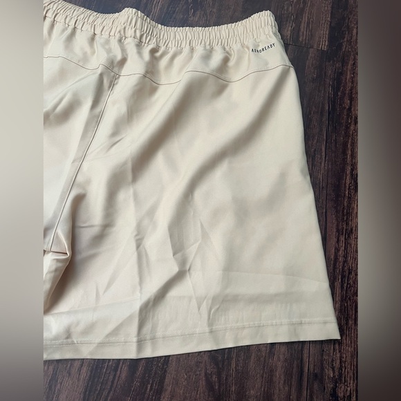 Adidas D4T Shorts Mens Size 2XL Beige Solid Logo Zipper Pockets IW7575 NWT - Picture 3 of 11